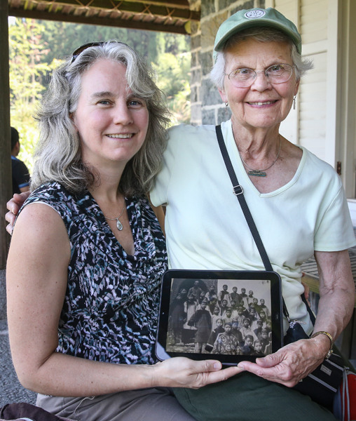 Karyl Condit and daughter Andrea, visiting Fujian province, hold a photo with J. Bruce and Isabelle Eyestone, Condit's grandparents, who lived in China in the early 1900s. Hu Meidong/China Daily Karyl Condit and daughter Andrea, visiting Fujian province, hold a photo with J. Bruce and Isabelle Eyestone, Condit's grandparents, who lived in China in the early 1900s. Hu Meidong/China Daily