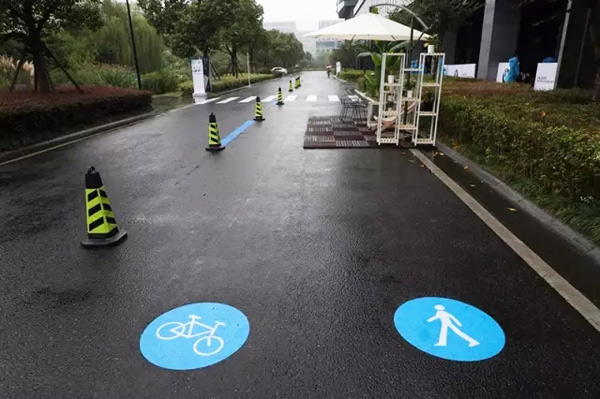 The flows of vehicles, bicycles, and pedestrians are separated on a road in the Zhejiang Hangzhou Sci-Tech City in Hangzhou, Zhejiang province. (Photo provided to chinadaily.com.cn) The flows of vehicles, bicycles, and pedestrians are separated on a road in the Zhejiang Hangzhou Sci-Tech City in Hangzhou, Zhejiang province. (Photo provided to chinadaily.com.cn)