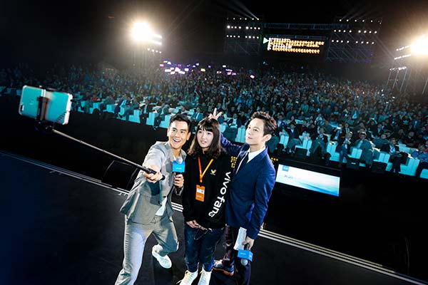 Eddie Peng Yuyan, celebrity ambassador for Vivo, took pictures with fans using the Vivo X20. (Photo provided to chinadaily.com.cn) Eddie Peng Yuyan, celebrity ambassador for Vivo, took pictures with fans using the Vivo X20. (Photo provided to chinadaily.com.cn)