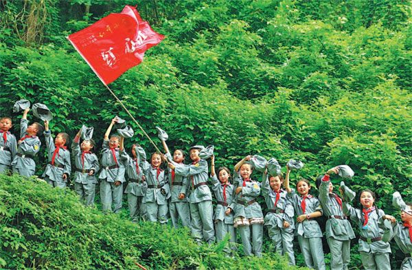 Wearing Red Army uniforms, students from a primary school in Huaying city, Sichuan province, experience the Red Army's Long March by climbing a steep hill. (Qiu Haiying/Xinhua) Wearing Red Army uniforms, students from a primary school in Huaying city, Sichuan province, experience the Red Army's Long March by climbing a steep hill. (Qiu Haiying/Xinhua)