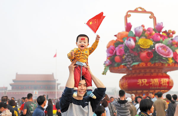 A young, enthusiastic visitor joins the crowd on National Day in Tian'anmen Square in Beijing on Sunday. Zou Hong / China Daily A young, enthusiastic visitor joins the crowd on National Day in Tian'anmen Square in Beijing on Sunday. Zou Hong / China Daily