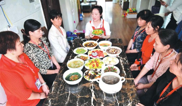 Maternity nurses attend a training session in Ji'an, Jiangxi province, in May last year, on how to cook nutritious meals for women who just give birth to a baby. (Li Fusun / For China Daily) Maternity nurses attend a training session in Ji'an, Jiangxi province, in May last year, on how to cook nutritious meals for women who just give birth to a baby. (Li Fusun / For China Daily)