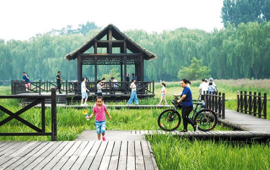 Tourists escape the summer heat at the Grand Canal Forest Park in Tongzhou, Beijing, in July. ZHU ZHENQIANG / FOR CHINA DAILY Tourists escape the summer heat at the Grand Canal Forest Park in Tongzhou, Beijing, in July. ZHU ZHENQIANG / FOR CHINA DAILY