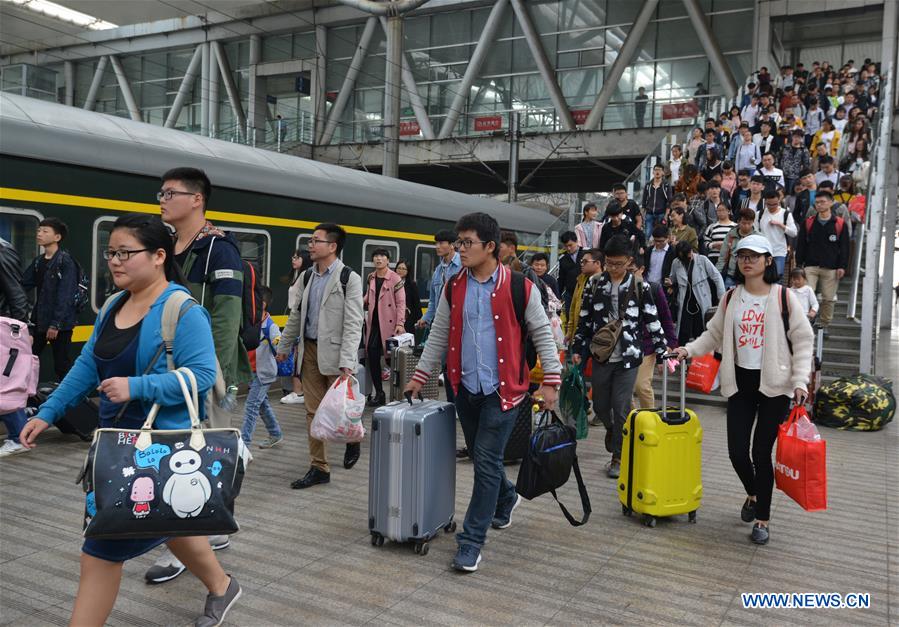 Passengers are seen at Fuyang Railway Station in Fuyang, east China's Anhui Province, Oct. 7, 2017. Chinese railways are busy carrying passengers back to work and college as the week-long holiday approaches its end. (Xinhua/Lu Qijian) Passengers are seen at Fuyang Railway Station in Fuyang, east China's Anhui Province, Oct. 7, 2017. Chinese railways are busy carrying passengers back to work and college as the week-long holiday approaches its end. (Xinhua/Lu Qijian)