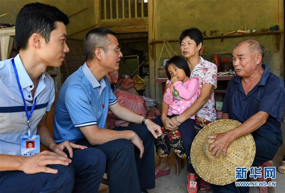 Officials who led the poverty-relief work visit resident's house in Nanping City, Fujian Province, September 14, 2017. (Xinhua Photo) Officials who led the poverty-relief work visit resident's house in Nanping City, Fujian Province, September 14, 2017. (Xinhua Photo)