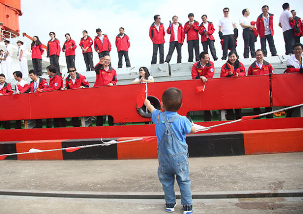 Shi Xing'an, a member of China's eighth Arctic expedition team, waves to his son from the deck of icebreaker Xuelong at a port in Shanghai on Tuesday. The boy was welcoming him home after a 20,000-nautical-mile voyage over 83 days. (Gao Erqiang/China Daily) Shi Xing'an, a member of China's eighth Arctic expedition team, waves to his son from the deck of icebreaker Xuelong at a port in Shanghai on Tuesday. The boy was welcoming him home after a 20,000-nautical-mile voyage over 83 days. (Gao Erqiang/China Daily)