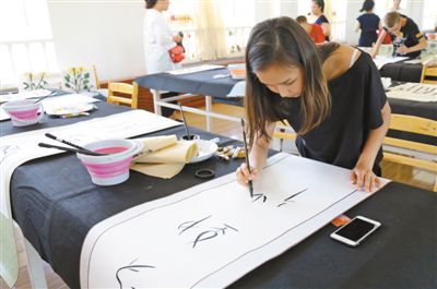 Anya, a 14-year-old student from Russia practices calligraphy while attending a Chinese culture summer camp in Heilongjiang province, China. (Photo/People's Daily) Anya, a 14-year-old student from Russia practices calligraphy while attending a Chinese culture summer camp in Heilongjiang province, China. (Photo/People's Daily)