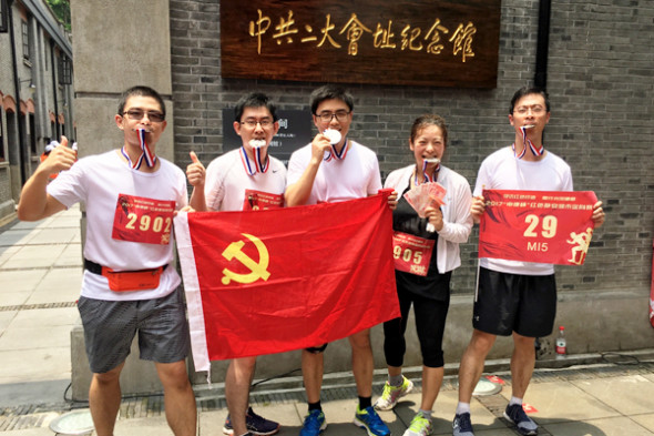 Party members at Mary Kay celebrate taking sixth place in an orienteering competition in Shanghai. (Photo/China Daily) Party members at Mary Kay celebrate taking sixth place in an orienteering competition in Shanghai. (Photo/China Daily)