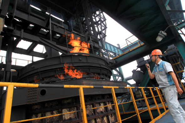 A worker checks coking facilities at a coal chemical industrial zone in Huaibei.Yue Jianwei/China Daily) A worker checks coking facilities at a coal chemical industrial zone in Huaibei.Yue Jianwei/China Daily)