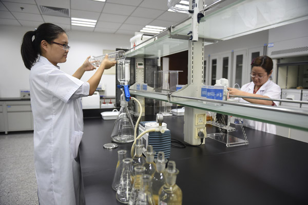 Laboratory staff test the water quality at a monitoring center of the South-to-North Water Diversion Project in Tianjin. (Photo/Xinhua)