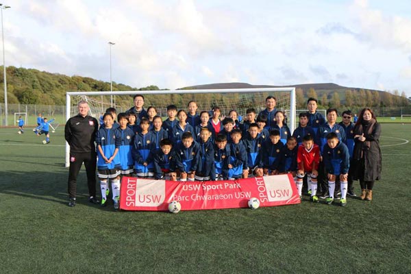 Soccer students from China are taken through their paces at the USW Sport Park near Cardiff, Wales. (Photo provided to chinadaily.com.cn) Soccer students from China are taken through their paces at the USW Sport Park near Cardiff, Wales. (Photo provided to chinadaily.com.cn)
