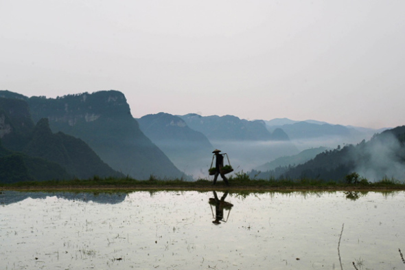 The new movie, Hold Your Hands, set in the picturesque Shibadong village in Hunan province, tells real stories of residents striving to get out of poverty. (Photo provided to China Daily) The new movie, Hold Your Hands, set in the picturesque Shibadong village in Hunan province, tells real stories of residents striving to get out of poverty. (Photo provided to China Daily)