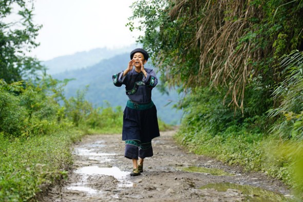 The new movie, Hold Your Hands, set in the picturesque Shibadong village in Hunan province, tells real stories of residents striving to get out of poverty.(Photo provided to China Daily) The new movie, Hold Your Hands, set in the picturesque Shibadong village in Hunan province, tells real stories of residents striving to get out of poverty.(Photo provided to China Daily)