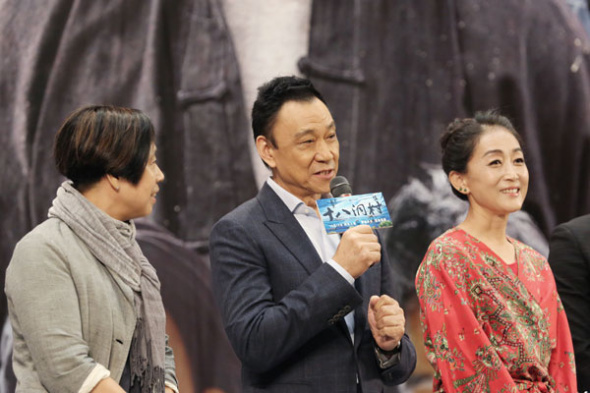 (From left) Director Miao Yue, actor Wang Xueqi, who plays a lead role, and actress Chen Jin at a promotional event in Beijing. (Photo provided to China Daily) (From left) Director Miao Yue, actor Wang Xueqi, who plays a lead role, and actress Chen Jin at a promotional event in Beijing. (Photo provided to China Daily)