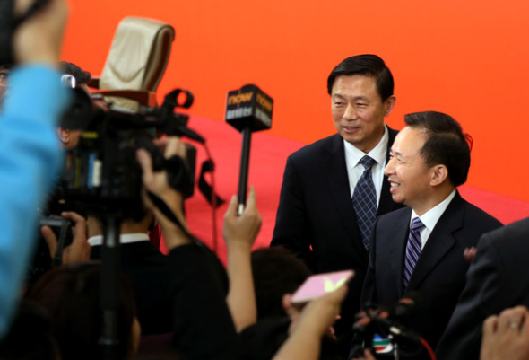 Li Ganjie, minister of environmental protection (right), responds to additional questions from reporters after a news conference at the 19th National Congress of the Communist Party of China in Beijing on Monday. (Photo by FENG YONGBIN/CHINA DAILY) Li Ganjie, minister of environmental protection (right), responds to additional questions from reporters after a news conference at the 19th National Congress of the Communist Party of China in Beijing on Monday. (Photo by FENG YONGBIN/CHINA DAILY)