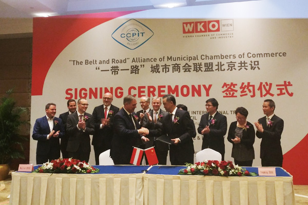Walter Ruck, left, president of the Vienna Chamber of Commerce and Industry, shakes hands with Zhang Yongming, president of CCPIT Beijing, at a signing ceremony held in Beijing on Oct 23, 2017. (Photo provided to chinadaily.com.cn) Walter Ruck, left, president of the Vienna Chamber of Commerce and Industry, shakes hands with Zhang Yongming, president of CCPIT Beijing, at a signing ceremony held in Beijing on Oct 23, 2017. (Photo provided to chinadaily.com.cn)