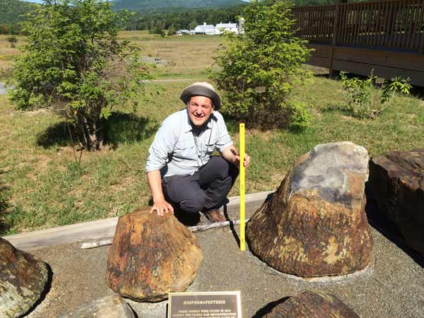 Dr Chris Berry with a fossilized tree trunk found in the Gilboa fossil forest, New York. (Photo provided to chinadaily.com.cn) Dr Chris Berry with a fossilized tree trunk found in the Gilboa fossil forest, New York. (Photo provided to chinadaily.com.cn)