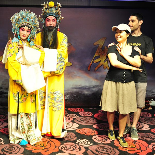 Performers from the Shanghai Kunqu Opera Troupe interact with people in Tianzifang, one of Shanghai's most visited spots, to promote the traditional Chinese art form. (Photo provided to China Daily) Performers from the Shanghai Kunqu Opera Troupe interact with people in Tianzifang, one of Shanghai's most visited spots, to promote the traditional Chinese art form. (Photo provided to China Daily)
