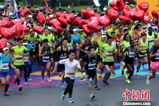 First regular marathon event in Xi'an, Shaanxi Province, kicks off on Oct. 28, 2017. (Photo/Chinanews.com) First regular marathon event in Xi'an, Shaanxi Province, kicks off on Oct. 28, 2017. (Photo/Chinanews.com)