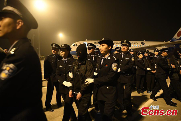 Chinese nationals suspected of involvement in transnational telecom fraud and deported from Cambodia arrive at an airport in Southwest China’s Chongqing Municipality, Oct. 29, 2017, under the escort of Chinese police. (Photo: China News Service/Chen Chao) Chinese nationals suspected of involvement in transnational telecom fraud and deported from Cambodia arrive at an airport in Southwest China’s Chongqing Municipality, Oct. 29, 2017, under the escort of Chinese police. (Photo: China News Service/Chen Chao)