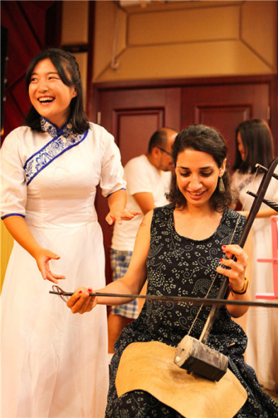 A young Sinologist learns to play the musical instrument erhu in Wuyuan, Jiangxi.(Photo by Lan Jian/For China Daily) A young Sinologist learns to play the musical instrument erhu in Wuyuan, Jiangxi.(Photo by Lan Jian/For China Daily)