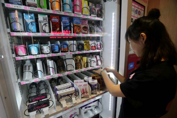A member of staff at Beijing Lulu fills a vending machine with the company's products.(Photo by Wang Zhuangfei/China Daily) A member of staff at Beijing Lulu fills a vending machine with the company's products.(Photo by Wang Zhuangfei/China Daily)