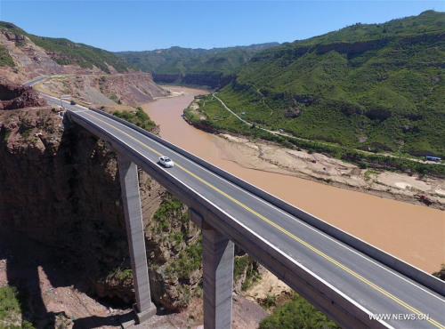 Photo taken on Aug. 9, 2017 shows the Yan'an segment of the newly-opened 828.5-kilometer-long highway along the Yellow River in northwest China's Shaanxi Province. (Xinhua/Shao Rui) Photo taken on Aug. 9, 2017 shows the Yan'an segment of the newly-opened 828.5-kilometer-long highway along the Yellow River in northwest China's Shaanxi Province. (Xinhua/Shao Rui)