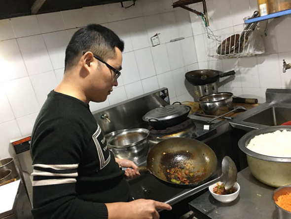 Si Shaojie, 30, cooks at his Desi Food restaurant. (Photo by Qi Xin/chinadaily.com.cn) Si Shaojie, 30, cooks at his Desi Food restaurant. (Photo by Qi Xin/chinadaily.com.cn)