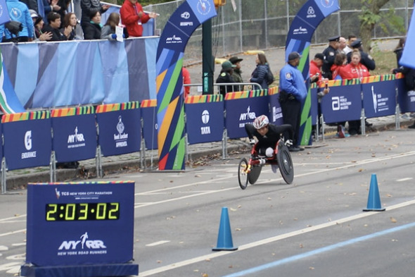 Chinese paralympics champion Zou Lihong competes during the 2017 New York City Marathon on Nov 5, 2017. (Photo by Judy Zhu/chinadaily.com.cn) Chinese paralympics champion Zou Lihong competes during the 2017 New York City Marathon on Nov 5, 2017. (Photo by Judy Zhu/chinadaily.com.cn)