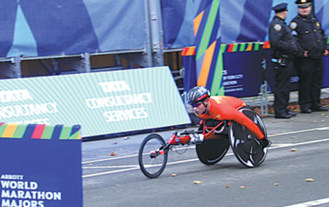 Chinese wheelchair racer Zhang Yong competes during the 2017 New York City Marathon on Nov. 5, 2017. (Photo: China Daily/Judy Zhu) Chinese wheelchair racer Zhang Yong competes during the 2017 New York City Marathon on Nov. 5, 2017. (Photo: China Daily/Judy Zhu)