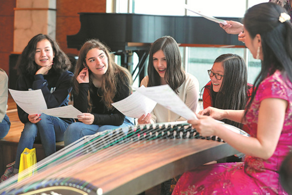 A musician teaches U.S. students about the guzheng, or Chinese zither, during an event at the Chinese Consulate General in New York in May. Culture is just one of the areas in which China and the United States have close relations. (WANG YING / XINHUA) A musician teaches U.S. students about the guzheng, or Chinese zither, during an event at the Chinese Consulate General in New York in May. Culture is just one of the areas in which China and the United States have close relations. (WANG YING / XINHUA)
