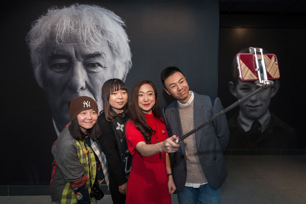 A group of Chinese bloggers visit the newly opened centre for an Irish Nobel Prize laureate Seamus Heaney. (Photo provided to chinadaily.com.cn) A group of Chinese bloggers visit the newly opened centre for an Irish Nobel Prize laureate Seamus Heaney. (Photo provided to chinadaily.com.cn)