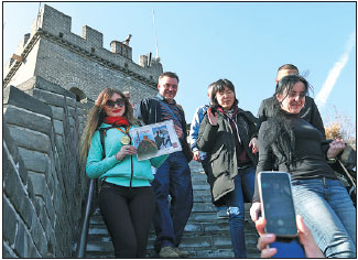 Foreign civil servants, who are taking a course at the Chinese Academy of Governance, visit the Juyongguan section of the Great Wall in Beijing, Nov. 8, 2017. (Wang Zhuangfei / China Daily) Foreign civil servants, who are taking a course at the Chinese Academy of Governance, visit the Juyongguan section of the Great Wall in Beijing, Nov. 8, 2017. (Wang Zhuangfei / China Daily)