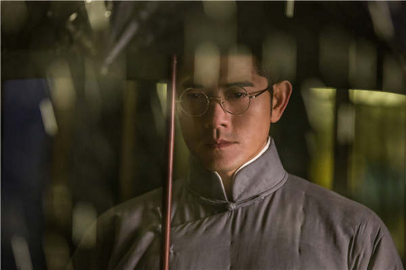 Hong Kong singer-actor Aaron Kwok plays the main role in Eternal Wave, a remake of a 1958 movie. (Photo provided to China Daily) Hong Kong singer-actor Aaron Kwok plays the main role in Eternal Wave, a remake of a 1958 movie. (Photo provided to China Daily)