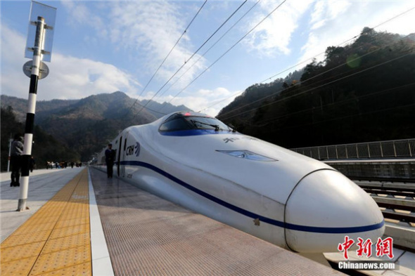 A train is seen at Xinchangjie Station, the highest altitude station along the Xi'an-Chengdu high-speed railway line on Nov 8, 2017. (Photo/Chinanews.com)