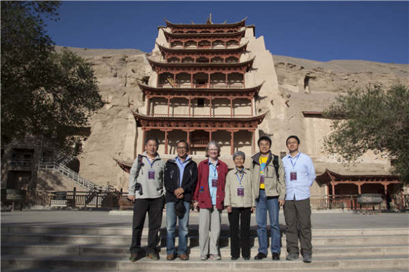 Mimi Gates (third from left) and Fan Jinshi (fourth from left), former head of the Dunhuang Research Academy. Gates has worked closely with the academy for years. (Photo by Ding Xiaosheng/For China Daily) Mimi Gates (third from left) and Fan Jinshi (fourth from left), former head of the Dunhuang Research Academy. Gates has worked closely with the academy for years. (Photo by Ding Xiaosheng/For China Daily)