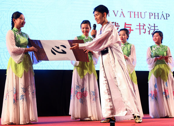 Vietnamese student Nguyen Duc Tien speaks at the 16th Chinese Proficiency Competition for Foreign College Students in Ho Chi Minh City on May 26. (Photo/Xinhua) Vietnamese student Nguyen Duc Tien speaks at the 16th Chinese Proficiency Competition for Foreign College Students in Ho Chi Minh City on May 26. (Photo/Xinhua)