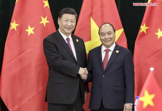Chinese President Xi Jinping (L) meets with Vietnamese Prime Minister Nguyen Xuan Phuc in Da Nang, Vietnam, Nov. 11, 2017. (Xinhua/Fei Maohua) Chinese President Xi Jinping (L) meets with Vietnamese Prime Minister Nguyen Xuan Phuc in Da Nang, Vietnam, Nov. 11, 2017. (Xinhua/Fei Maohua)
