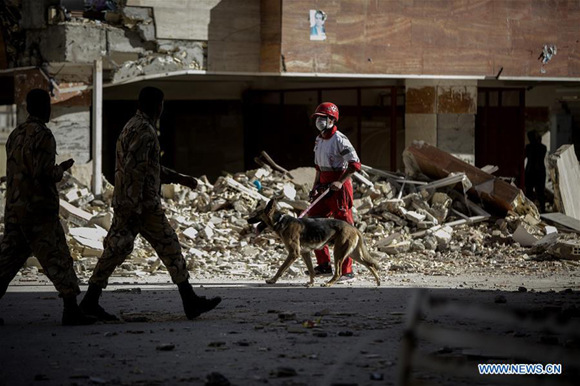 Rescuers search for survivors in front of damaged buildings in Sarpol-e Zahab, Iran, Nov. 13, 2017. (Xinhua/Ahmad Halabisaz) Rescuers search for survivors in front of damaged buildings in Sarpol-e Zahab, Iran, Nov. 13, 2017. (Xinhua/Ahmad Halabisaz)