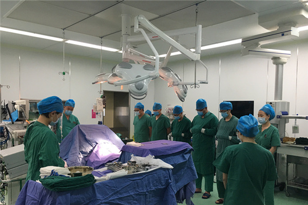 Members of the medical staff honor an organ donor in an operating room at the Beijing You'an Hospital. (Photo provided to China Daily) Members of the medical staff honor an organ donor in an operating room at the Beijing You'an Hospital. (Photo provided to China Daily)