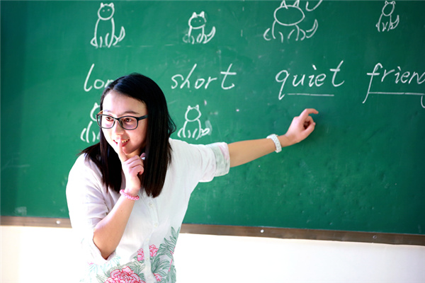 Chen Chen, a Teach for China volunteer, teaches an English class at Xinhe Primary School in Dazhai village, Yunnan Province. (Photo provided to China Daily) Chen Chen, a Teach for China volunteer, teaches an English class at Xinhe Primary School in Dazhai village, Yunnan Province. (Photo provided to China Daily)