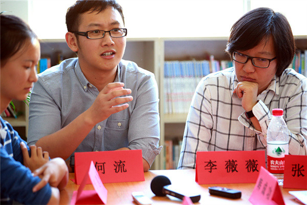 He Liu (center) during a teaching seminar with colleagues at Dazhai Middle School. (Photo/China Daily) He Liu (center) during a teaching seminar with colleagues at Dazhai Middle School. (Photo/China Daily)