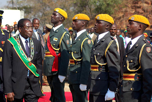 Zimbabwe's President Robert Mugabe inspects a guard of honour at the Heroes' Day commemorations in Harare, Zimbabwe, Aug 13, 2007. (Photo/Agencies) Zimbabwe's President Robert Mugabe inspects a guard of honour at the Heroes' Day commemorations in Harare, Zimbabwe, Aug 13, 2007. (Photo/Agencies)