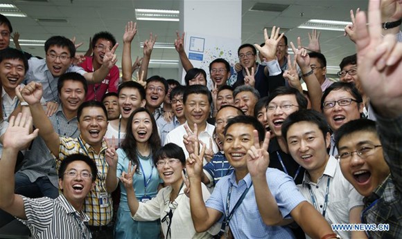Xi Jinping poses for a group photo with workers from Neusoft in Dalian, northeast China's Liaoning Province, Aug. 29, 2013. (Xinhua/Ju Peng) Xi Jinping poses for a group photo with workers from Neusoft in Dalian, northeast China's Liaoning Province, Aug. 29, 2013. (Xinhua/Ju Peng)