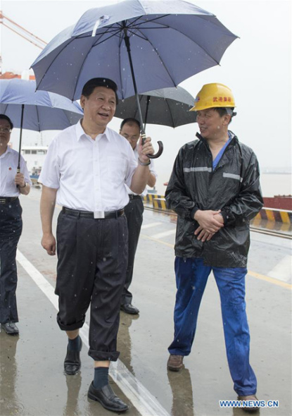 Xi Jinping inspects the Yangluo container port in Wuhan, capital of central China's Hubei Province, July 21, 2013. (Xinhua/Li Xueren) Xi Jinping inspects the Yangluo container port in Wuhan, capital of central China's Hubei Province, July 21, 2013. (Xinhua/Li Xueren)