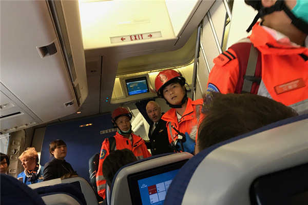 Paramedics race aboard the plane to tend to passengers and crew members who were injured by the clear-air turbulence.(Fung Wing-Ho/China Daily) Paramedics race aboard the plane to tend to passengers and crew members who were injured by the clear-air turbulence.(Fung Wing-Ho/China Daily)