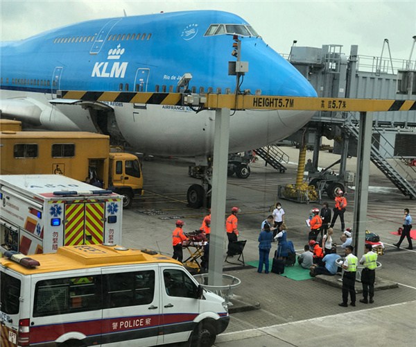 Royal Dutch Airlines Flight 887 lands safely at Terminal 1 of Hong Kong International Airport after it hit strong clear-air turbulence which left six passengers and two crew members with minor injuries. (Fung Wing-Ho/China Daily) Royal Dutch Airlines Flight 887 lands safely at Terminal 1 of Hong Kong International Airport after it hit strong clear-air turbulence which left six passengers and two crew members with minor injuries. (Fung Wing-Ho/China Daily)