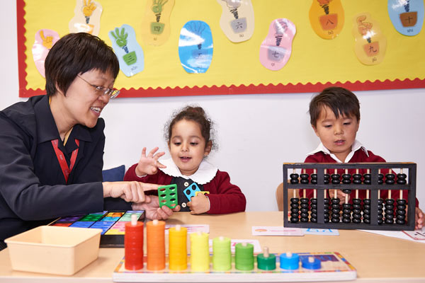 A Chinese teacher is giving a Mandarin lesson to pupils at Kensington Wade in West London. (Photo provided to chinadaily.com.cn) A Chinese teacher is giving a Mandarin lesson to pupils at Kensington Wade in West London. (Photo provided to chinadaily.com.cn)