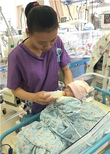 A nurse feeds a newborn baby at Children's Hospital of Fudan University in Shanghai earlier this month. (Provided to China Daily) A nurse feeds a newborn baby at Children's Hospital of Fudan University in Shanghai earlier this month. (Provided to China Daily)