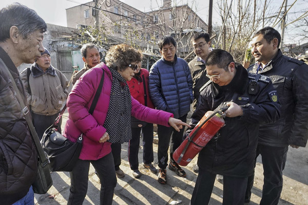 Security officials in Beijing's Fengtai district show residents how to put out fires on Monday during a safety push following a fatal weekend fire. (Photo/Xinhua) Security officials in Beijing's Fengtai district show residents how to put out fires on Monday during a safety push following a fatal weekend fire. (Photo/Xinhua)